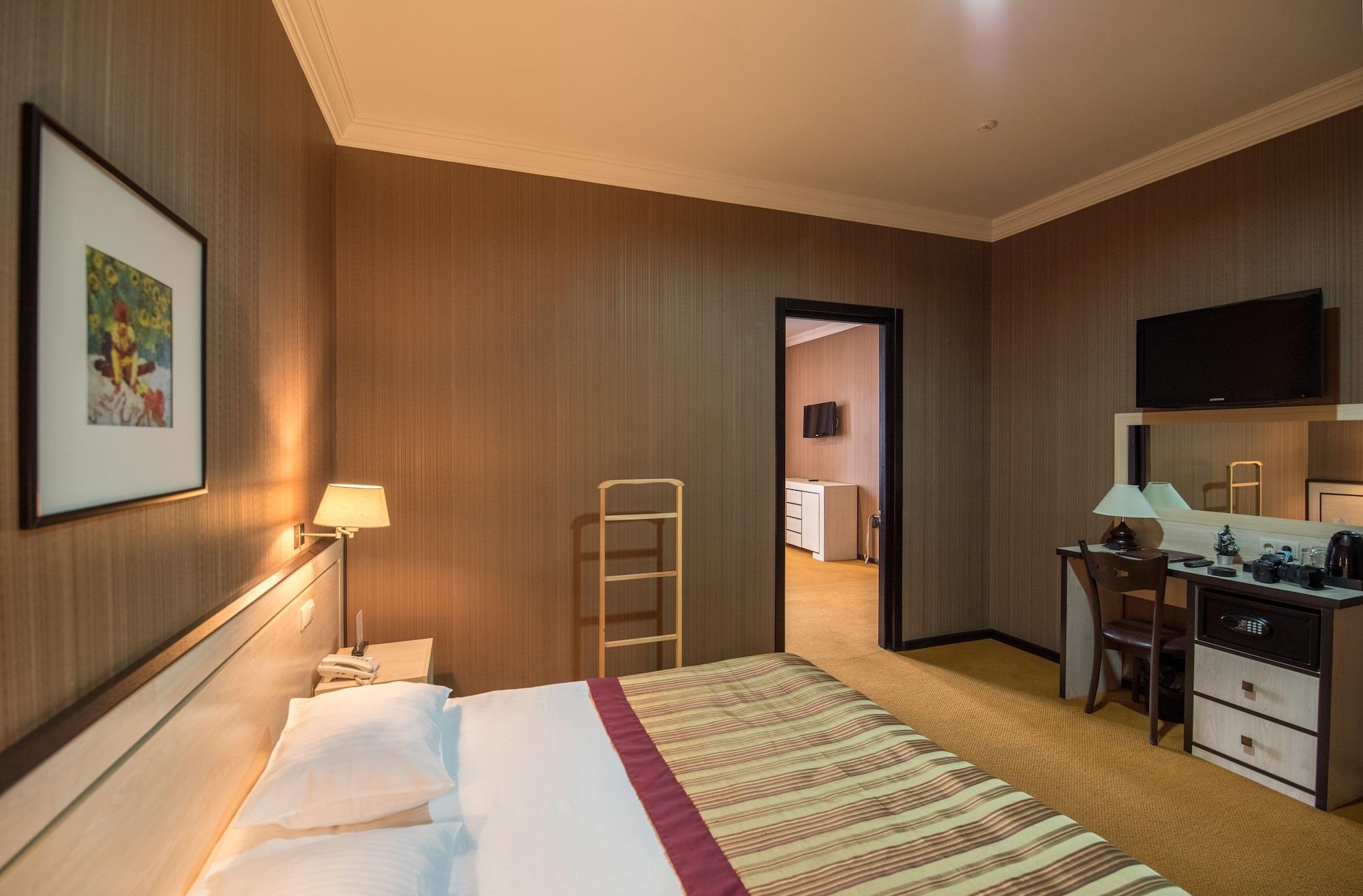 Hotel Rikhe Monika Тбилиси Екстериор снимка
