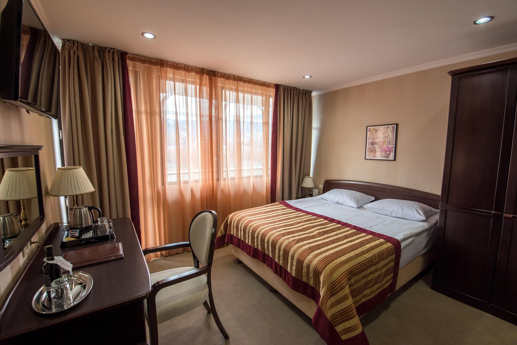 Hotel Rikhe Monika Тбилиси Екстериор снимка