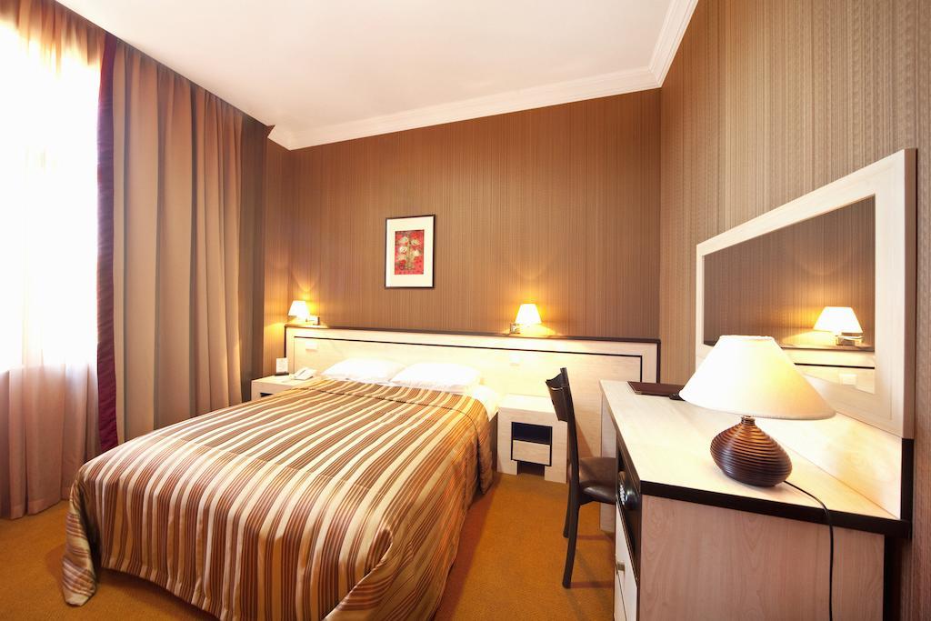 Hotel Rikhe Monika Тбилиси Стая снимка