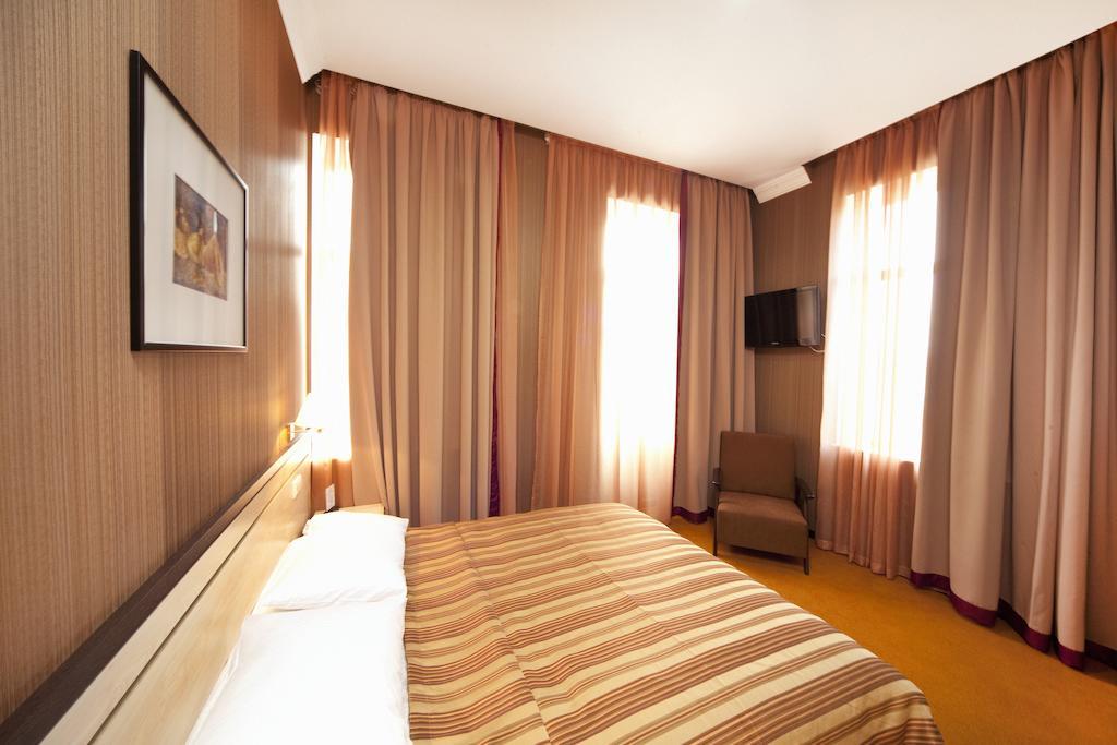 Hotel Rikhe Monika Тбилиси Стая снимка