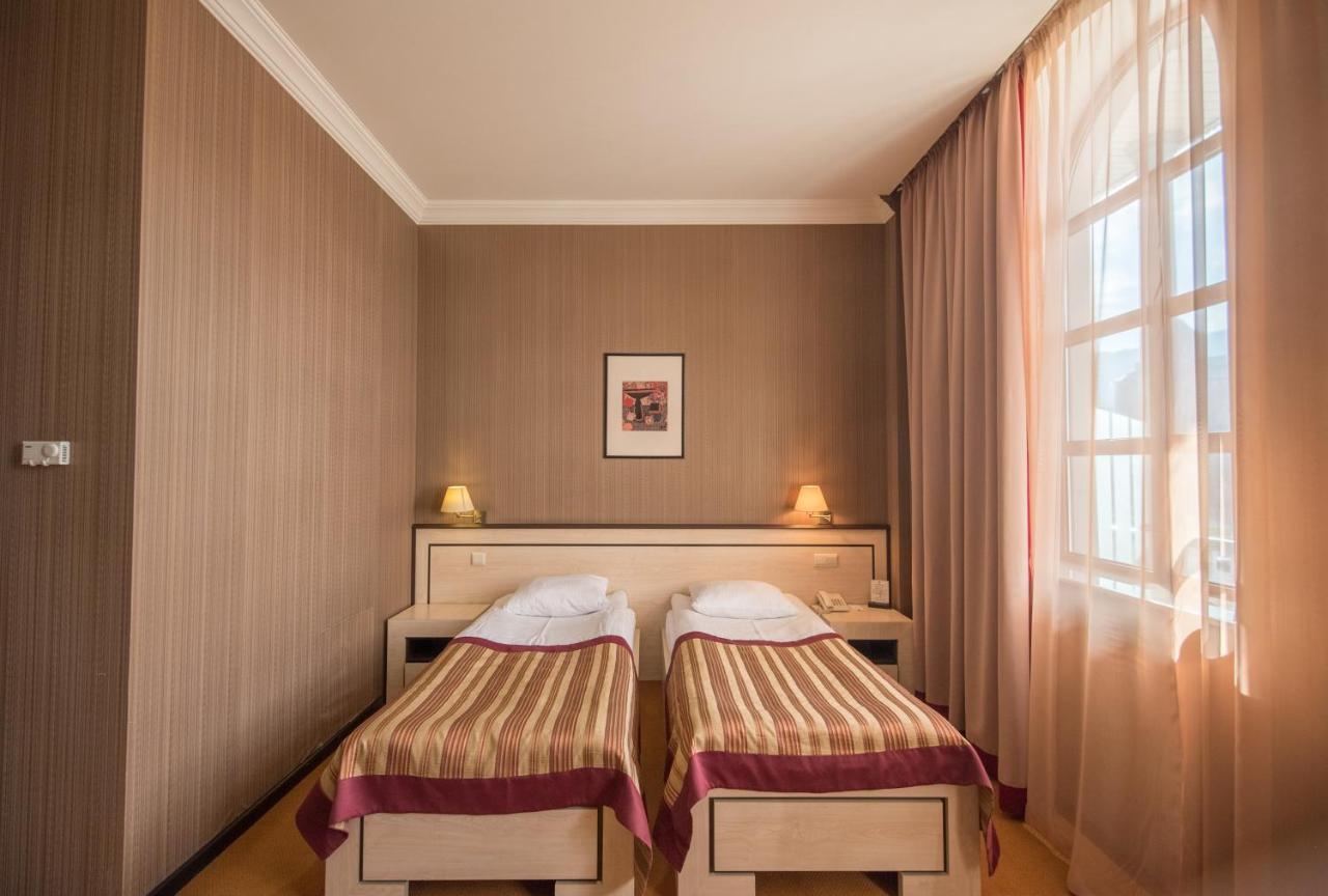 Hotel Rikhe Monika Тбилиси Екстериор снимка