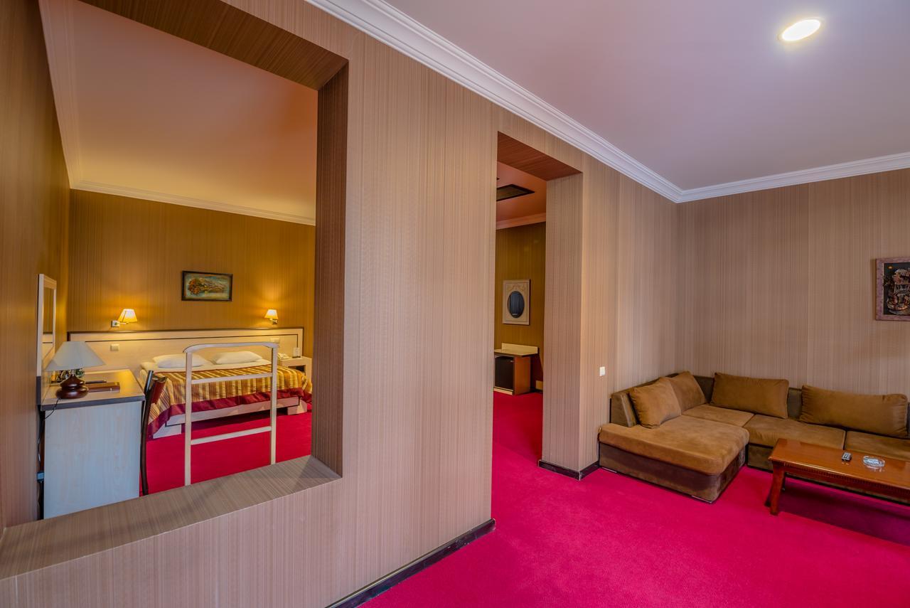 Hotel Rikhe Monika Тбилиси Екстериор снимка
