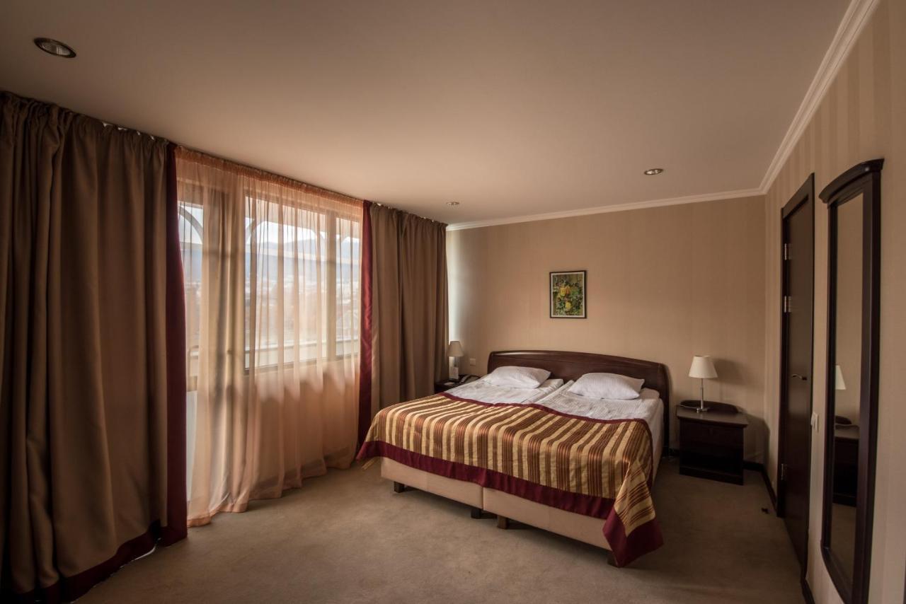 Hotel Rikhe Monika Тбилиси Екстериор снимка