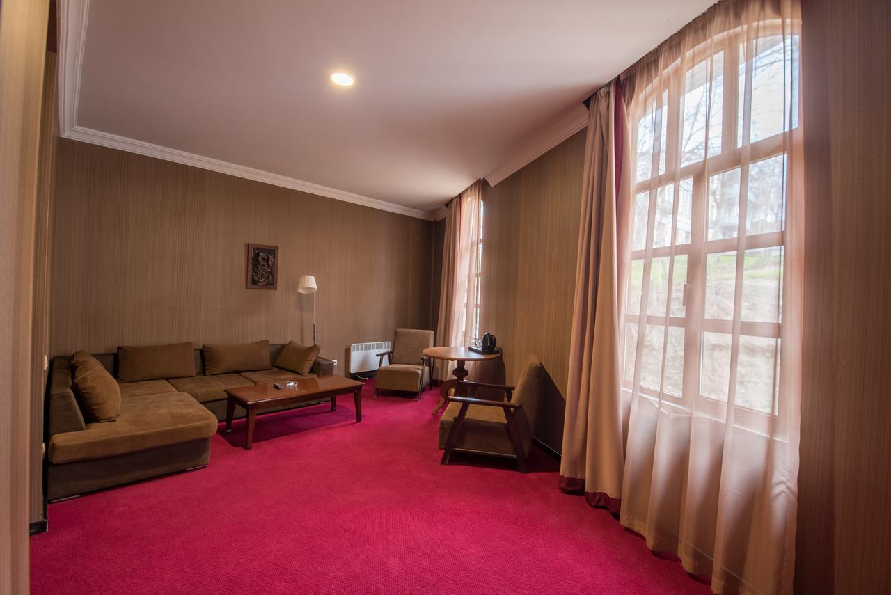 Hotel Rikhe Monika Тбилиси Екстериор снимка